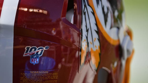 Back Redskins Helmet © Eric Hartline-USA TODAY Sports